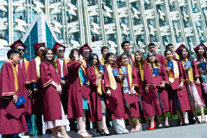Мантия и преподавательский состав - общая торжественность