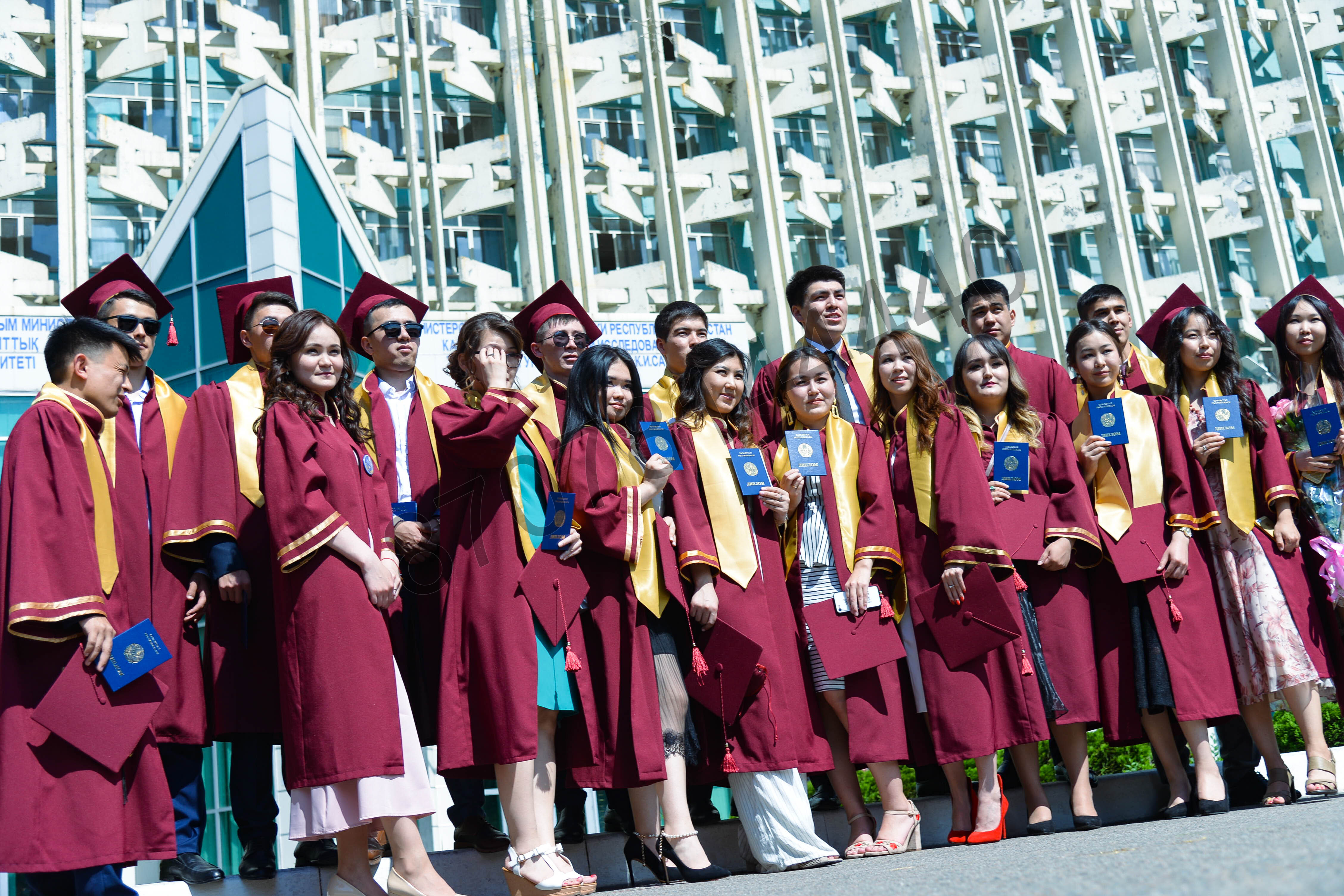 Мантия и преподавательский состав - общая торжественность