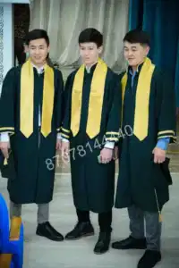 Почему вузы любят мантии на вручении