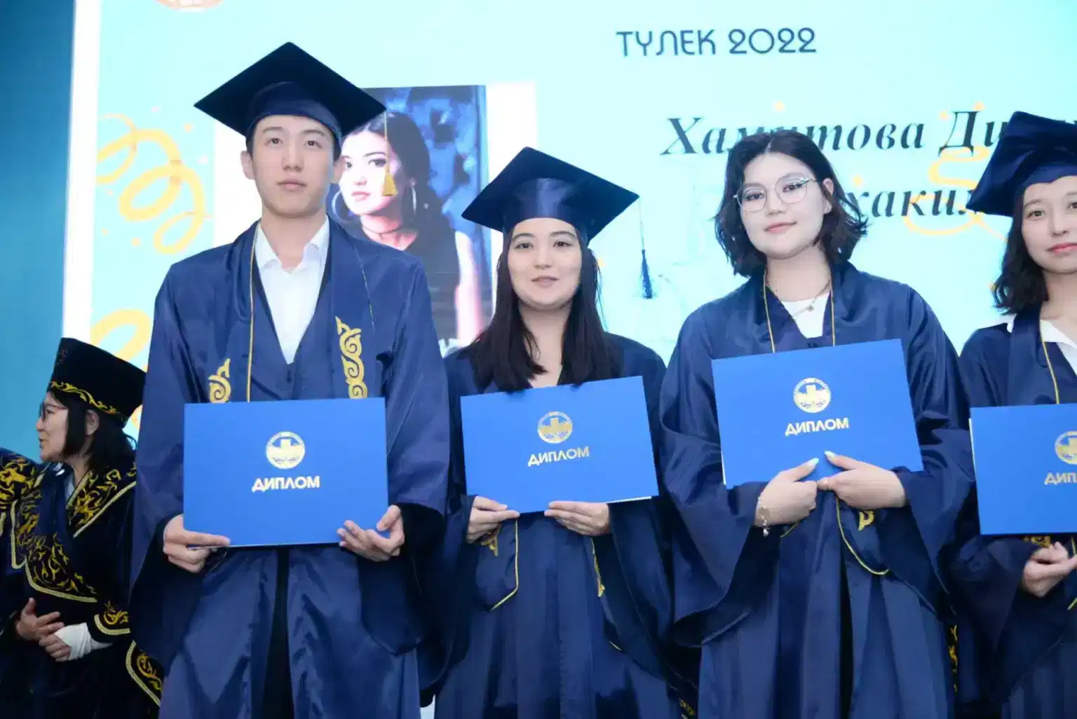 Мантии и диплом - как оформить вручение