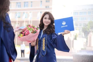 Великолепная мантия выпускника – торжественный образ в особенный день