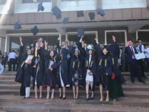 Великолепная мантия выпускника – торжественный образ в особенный день Великолепная мантия выпускника – торжественный образ в особенный день