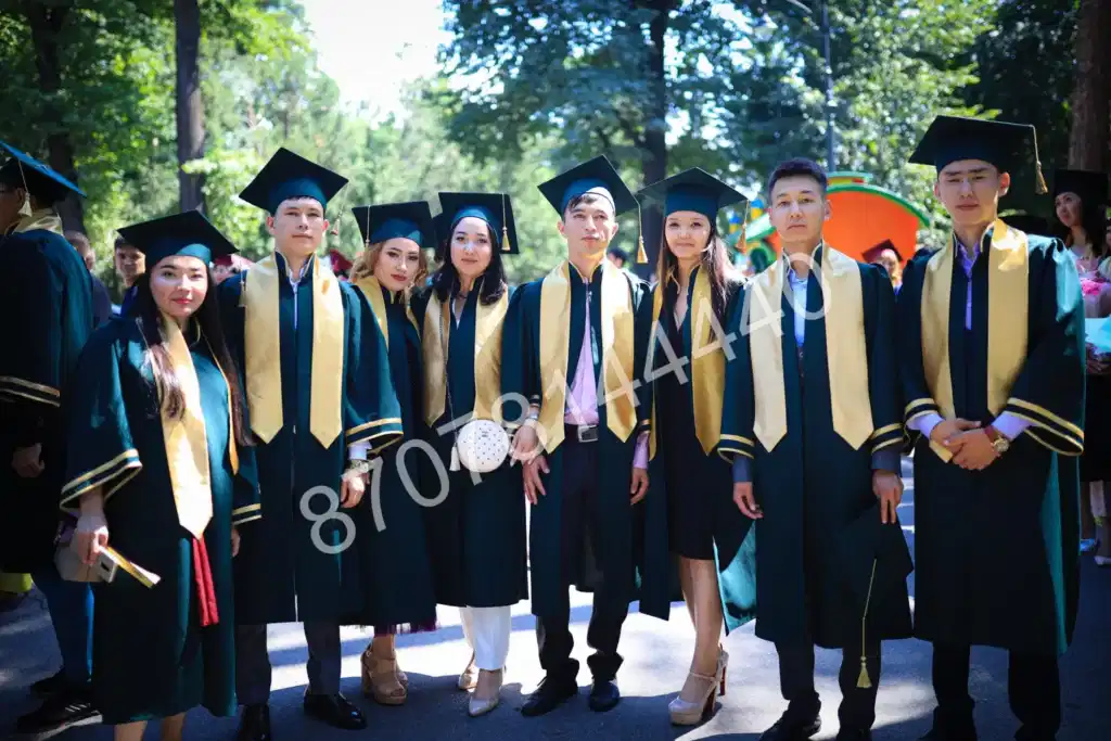 Мантия и общественные мероприятия в школе