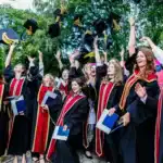 Мантия и преподавательский состав - общая торжественность