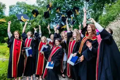 Мантия и преподавательский состав - общая торжественность