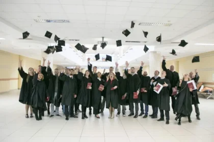 Мантия как часть делового стиля выпускника