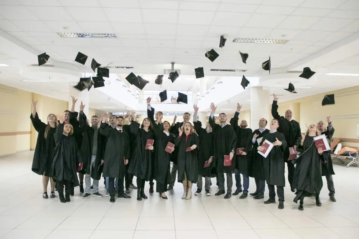 Мантия как часть делового стиля выпускника