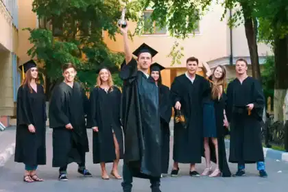 Почему вузы любят мантии на вручении