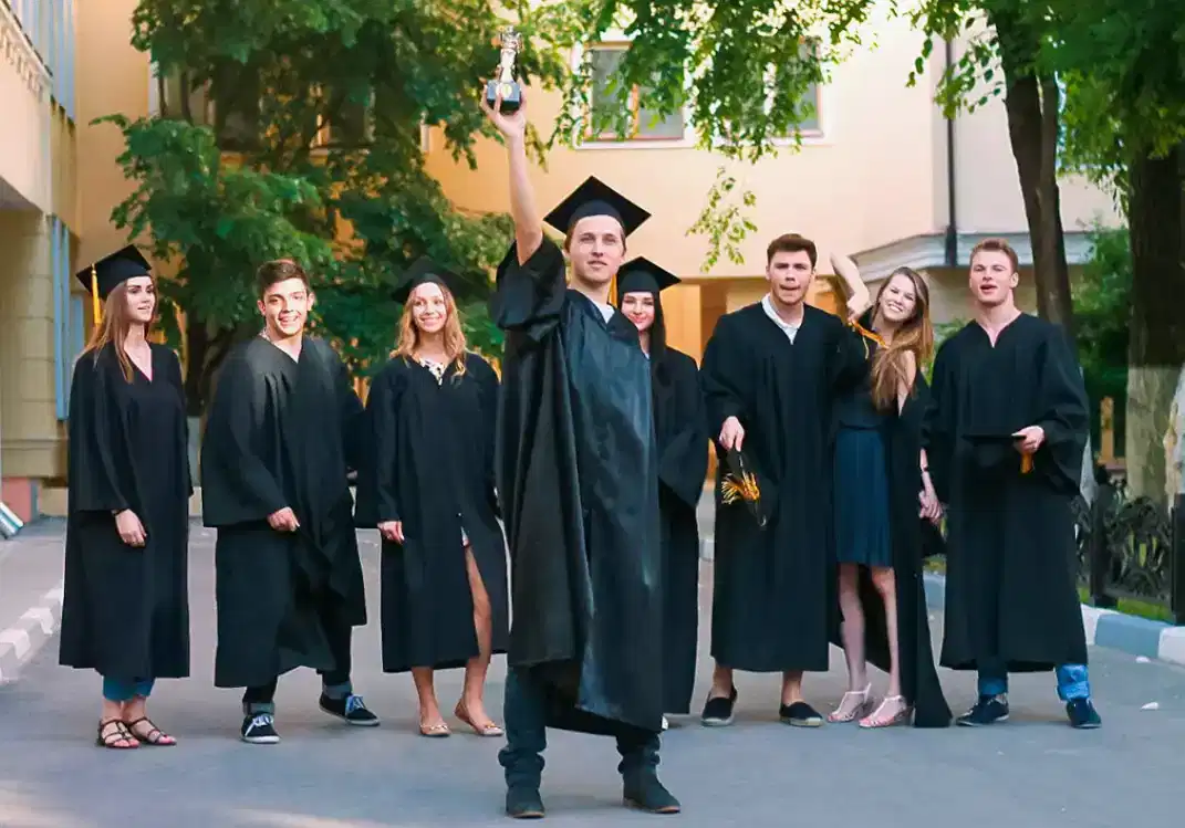 Почему вузы любят мантии на вручении